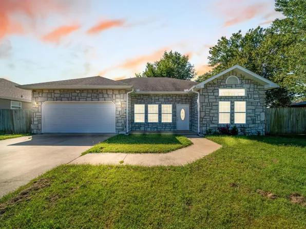 802 N 3rd St, Grove, OK 74344