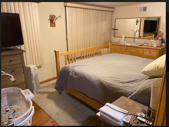 4th image of 6042 N Washtenaw Ave #G