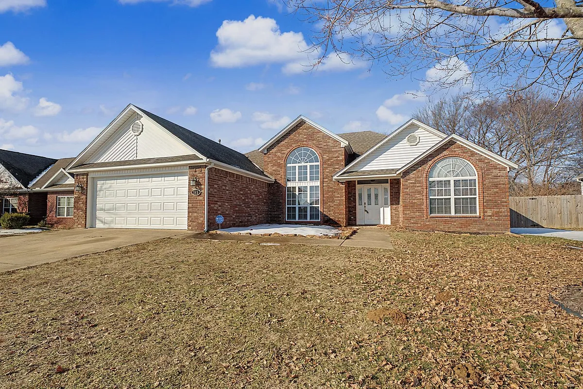 Building Photo - 585 Lynn Dr