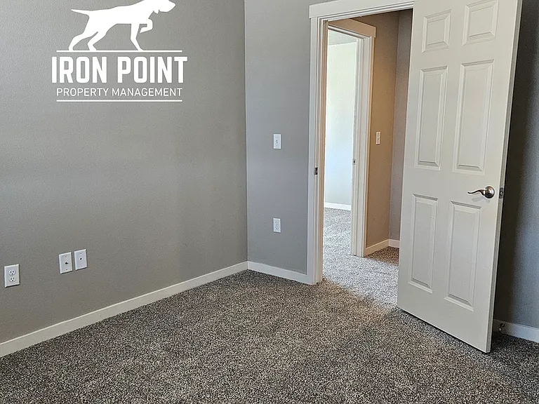 885 E Travel Ln — Photo 23