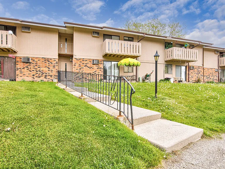 320-324 Tyrrell Ct — Photo 11