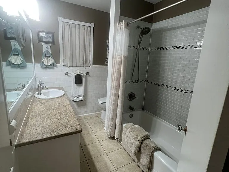 1526 Rosewood Dr — Photo 3