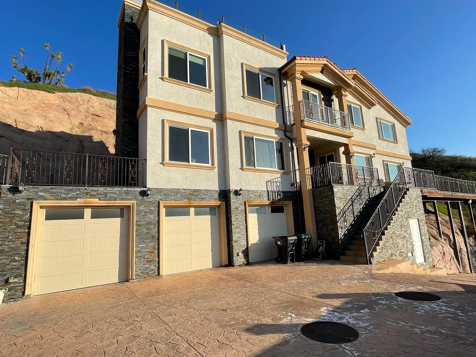 6 bed, 4500 sqft, $7,900 — Photo 2