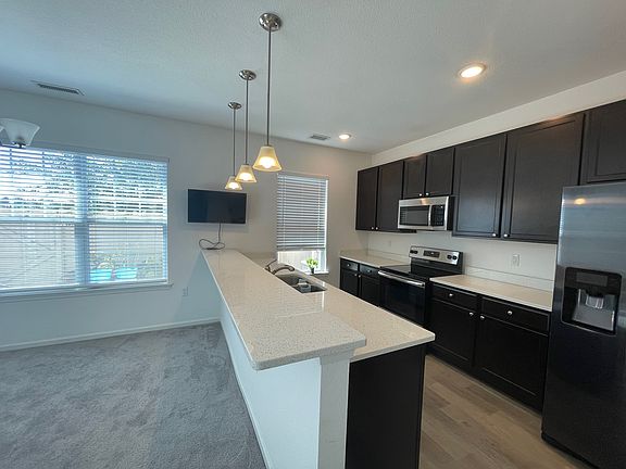4th image of 413 Heartfield Dr #1