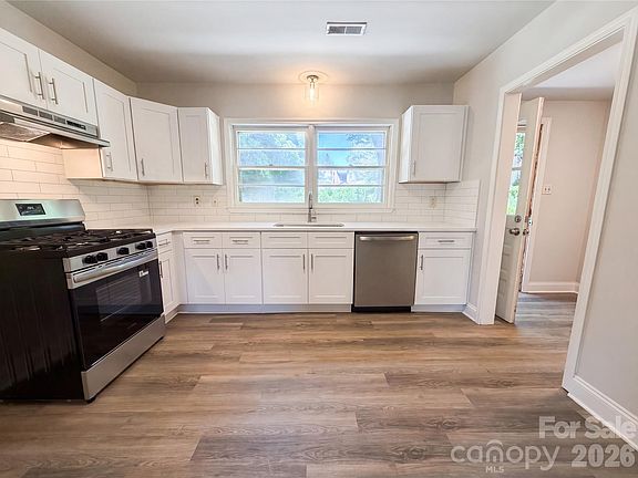 2nd image of 1438 Buckingham Ave