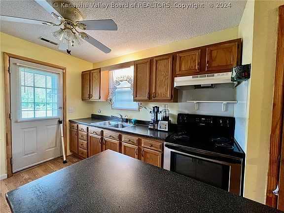 5th image of 135 Betsy Ln