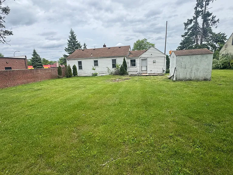 6305 N Wayne Rd — Photo 2
