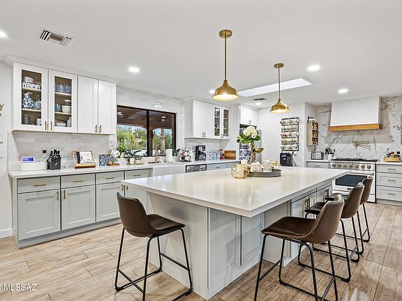 3rd image of 6020 N Swan Rd