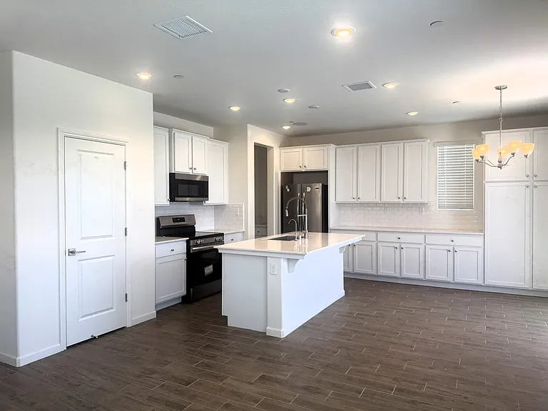 2040 N Brindac Ln — Photo 2