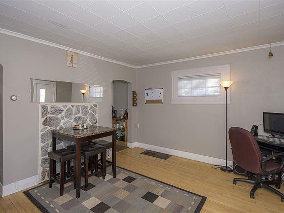 4th image of 429 N 11th Ave W