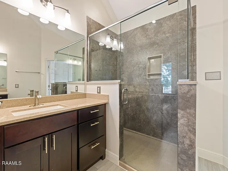 300 Oak Hollow Dr — Photo 32