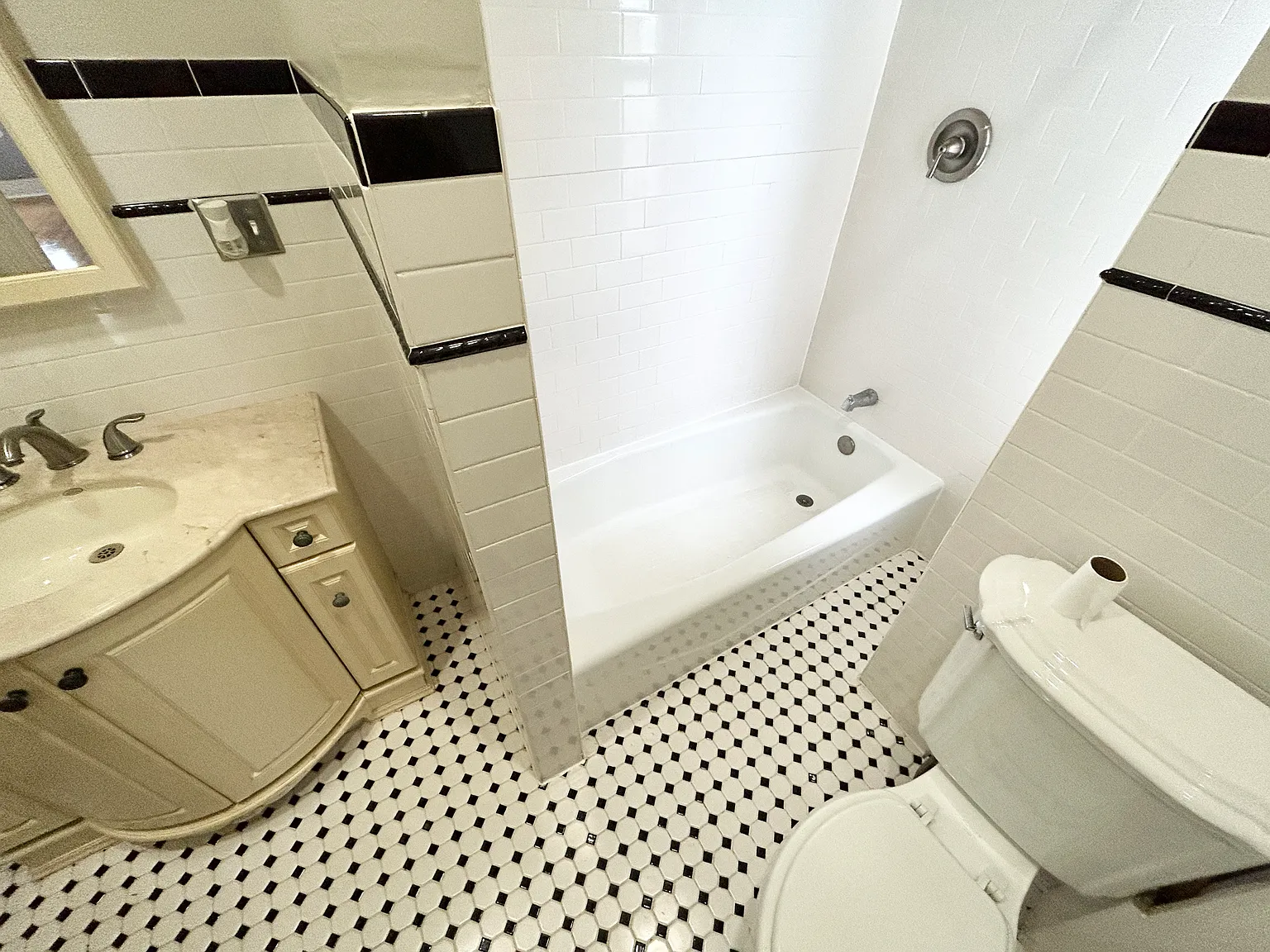 4 bed, 9999 sqft, $3,500 — Photo 3