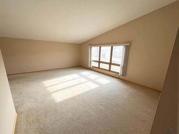 5th image of 408 Hampden Ct