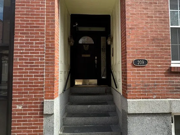 209 Salem St, Boston, MA 02113