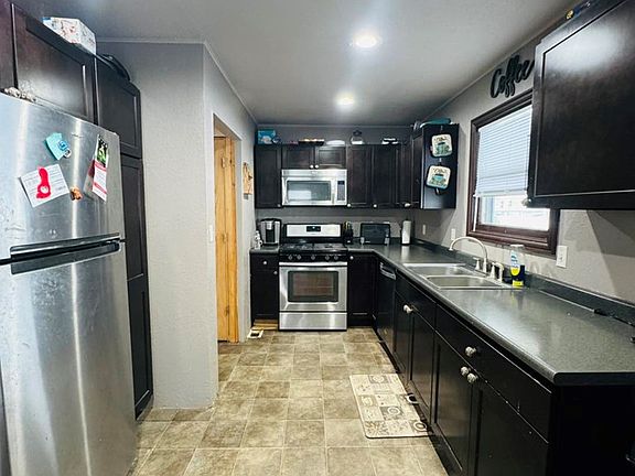 5th image of 405 W 1st St