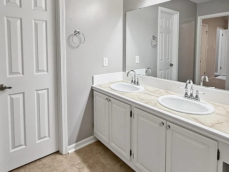 820 Rosedown Ln — Photo 11