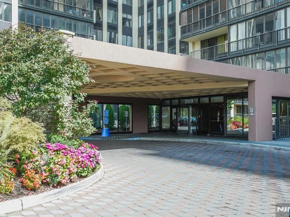 300 Winston Dr APT 908, Cliffside Park, NJ 07010