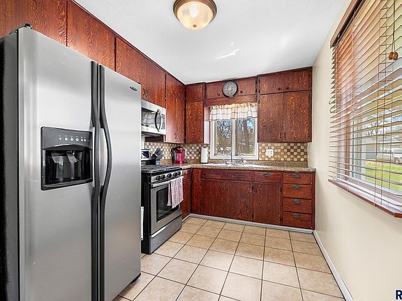 5th image of 517 Essex St