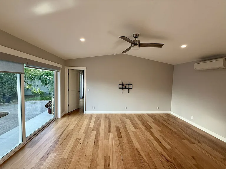 1665 Laurel Ave — Photo 4
