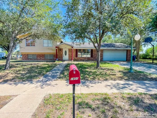 1400 Wren, Beeville, TX 78102