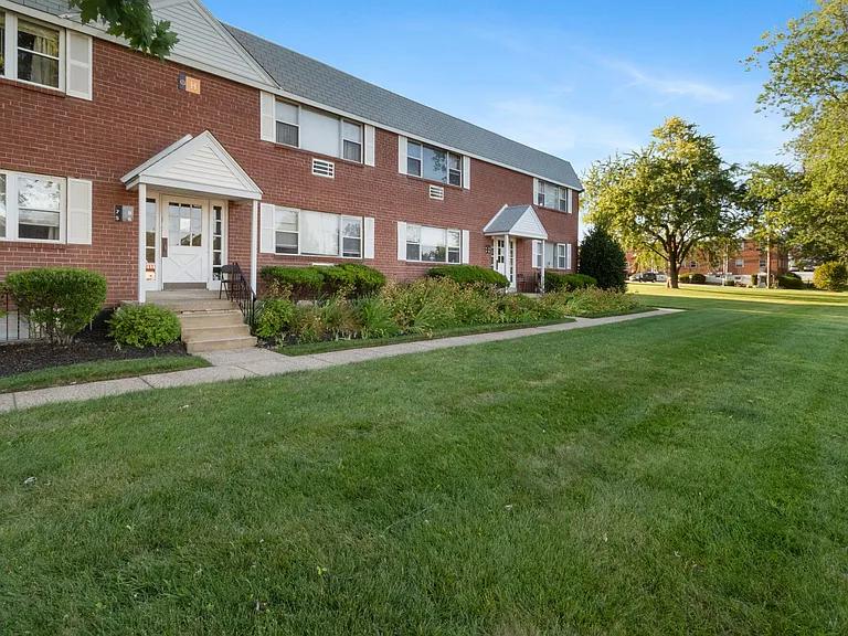 Aston Pointe — Photo 19