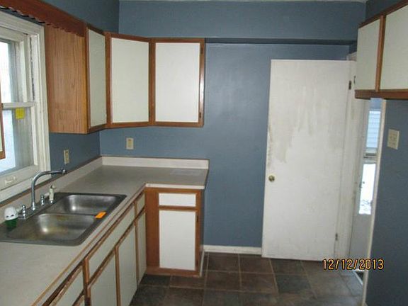 2nd image of 4224 N Oxford St