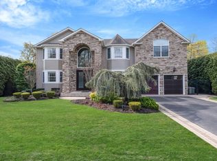 184 Hickory Ln, Smithtown, NY 11787