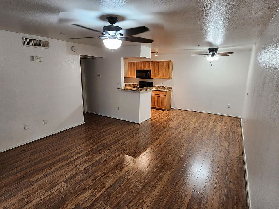 Living Room/Dinette