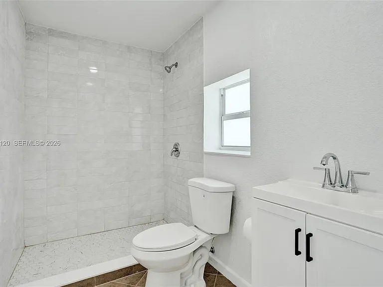 2120-2122 Thomas St #2122 — Photo 11