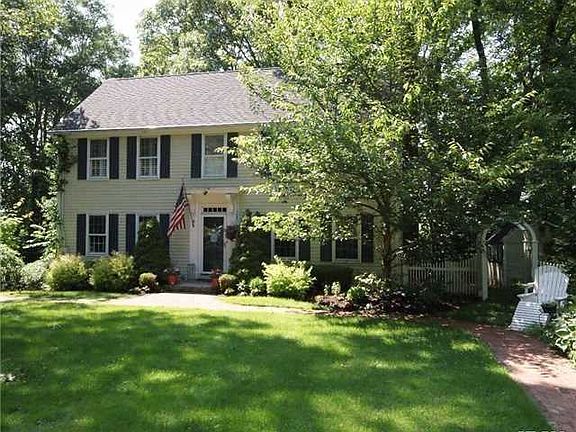 3rd image of 11 Wainscott Ln