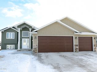 289 Emerald Ln, Grand Forks, ND 58201