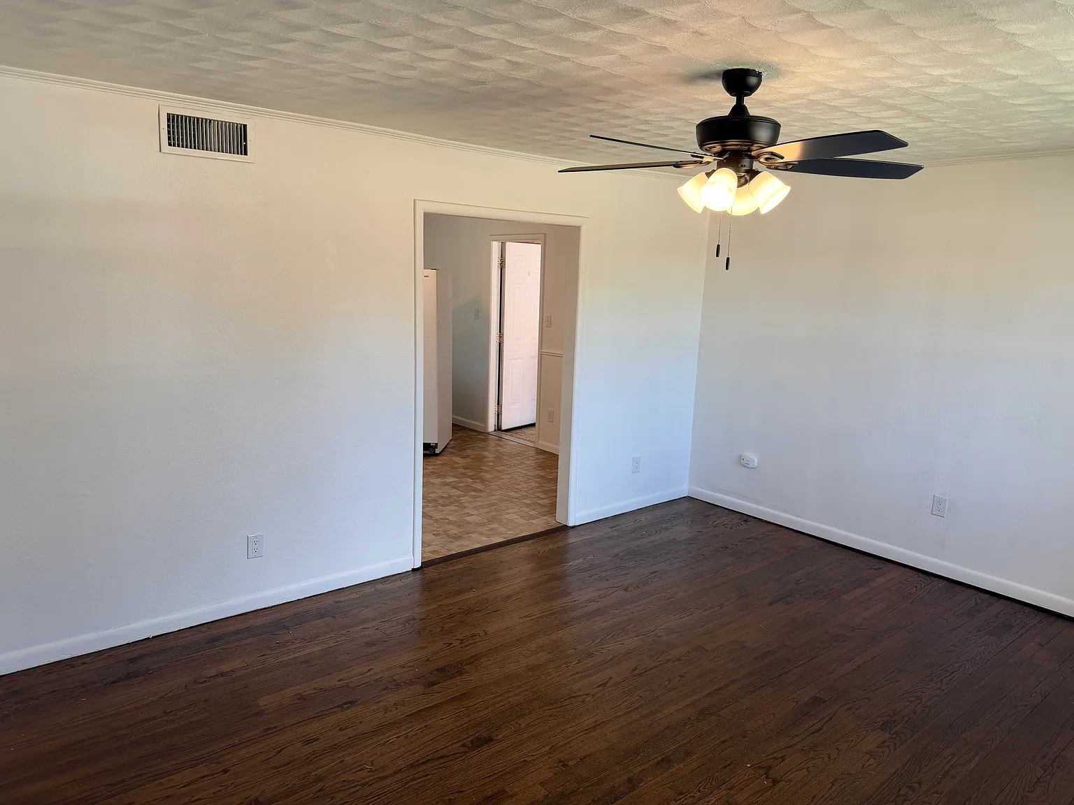 3 bed, 928 sqft, $1,400 — Photo 3