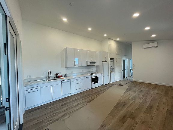 4th image of 4043-45 Georgia St