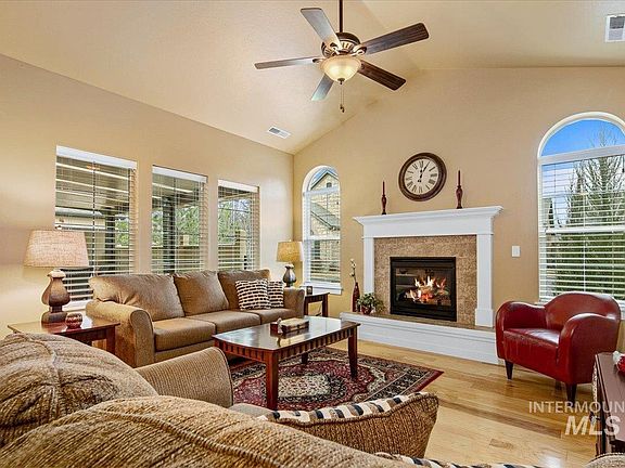 5th image of 2986 N Cloverdale Rd