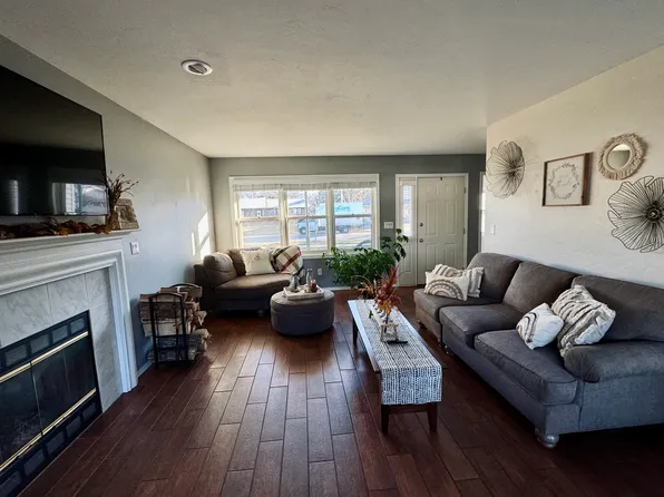 1260 Danena Dr, De Pere, WI 54115