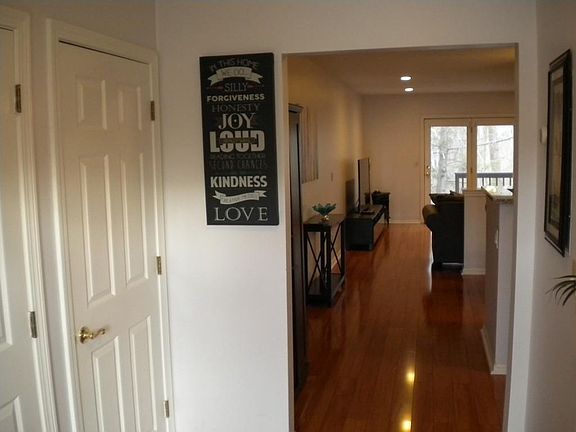 3rd image of 39 Hobart Ln
