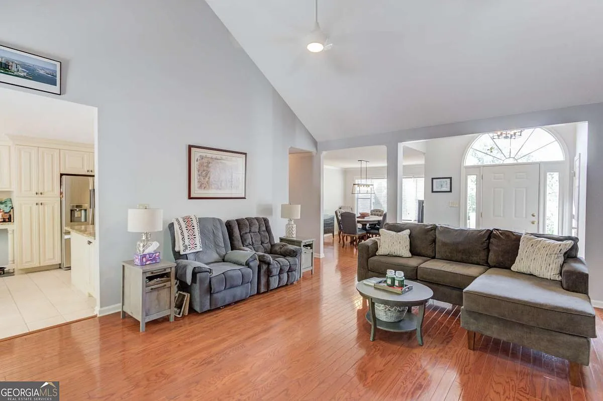 3 bed, 2.0 bath, 1912 sqft, $2,500 — Photo 4