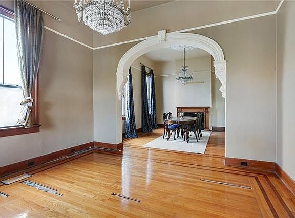 4th image of 912 Constantinople St