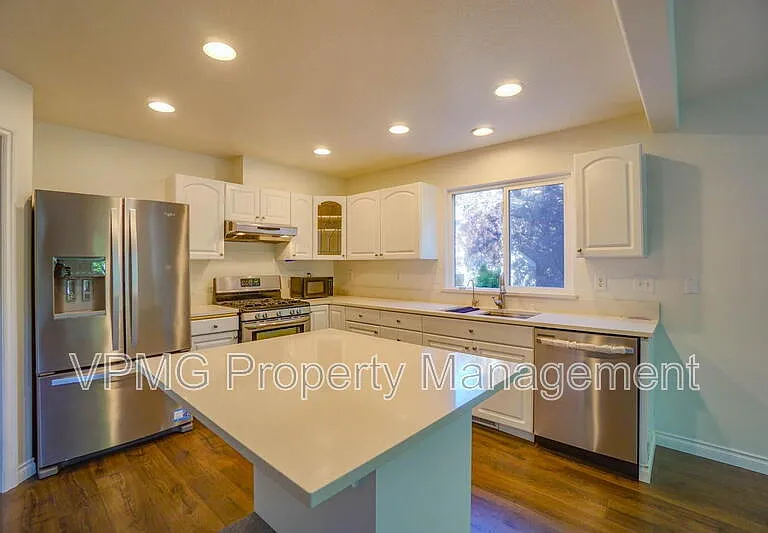 552 E 5th St — Photo 11