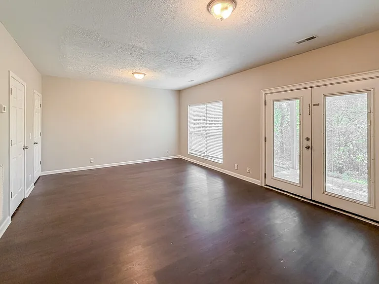 3134 Creekview Ln — Photo 6