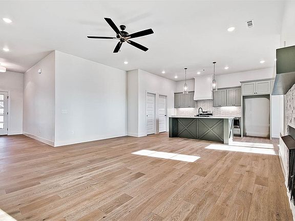 5th image of 35 York Dr