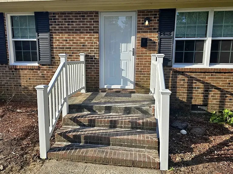 215 W Davis St — Photo 1