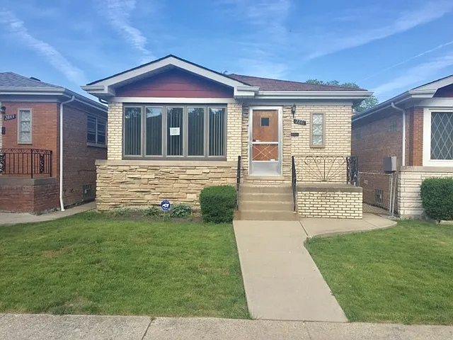 2841 N Oak Park Ave photo 1