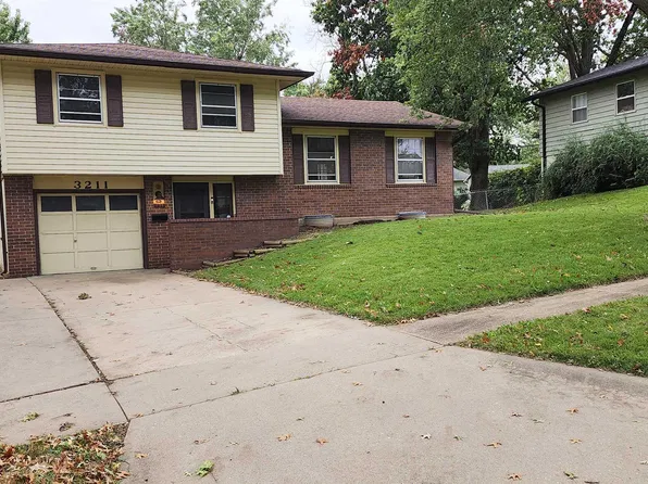 3211 SW 32nd St, Topeka, KS 66614
