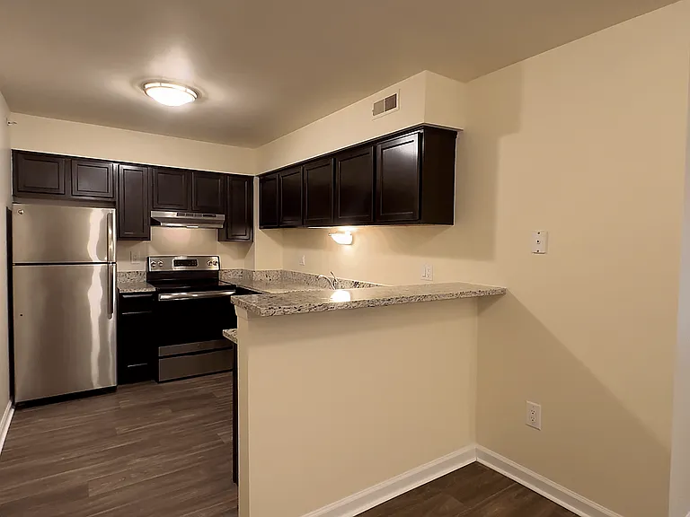 Lakeside Village Apartments — Photo 117