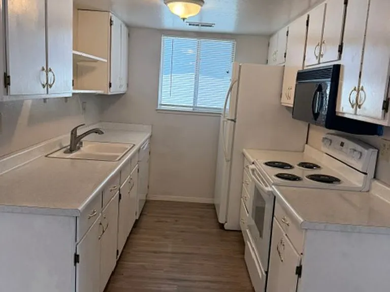 583 Bridge St — Photo 12
