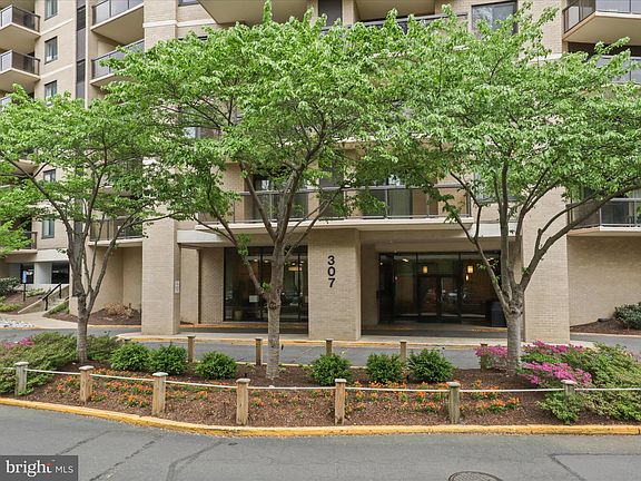 2nd image of 307 Yoakum Pkwy APT 1614