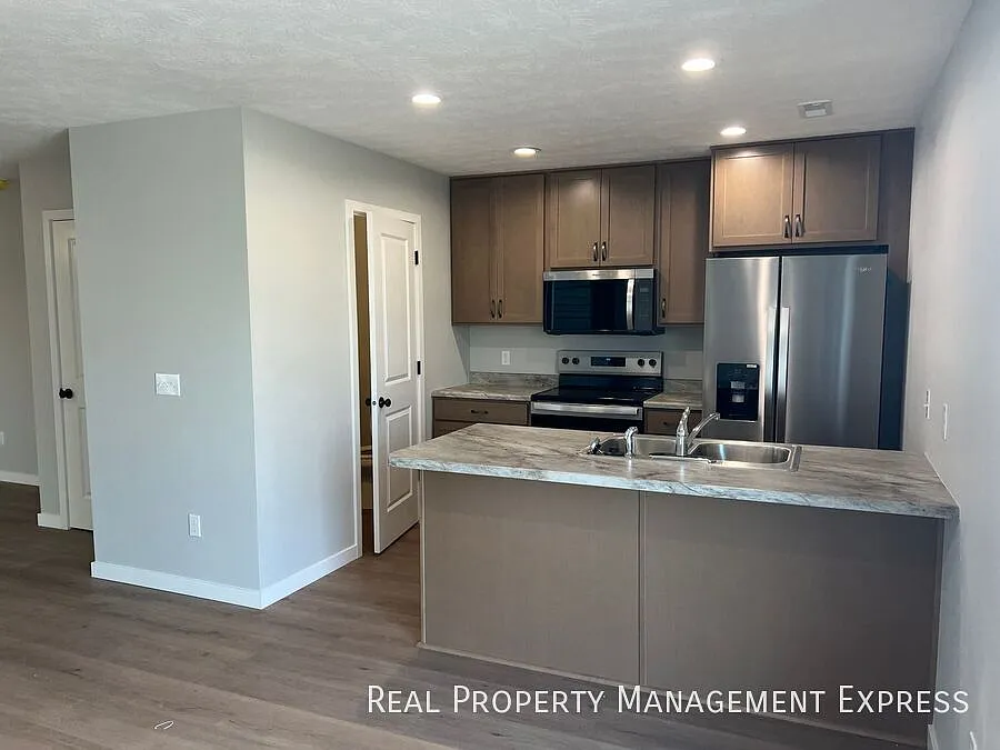 3 Bedroom 1.5 Bathroom Townhome — Photo 2