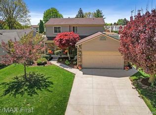 17970 Foxpointe Dr, Clinton Township, MI 48038