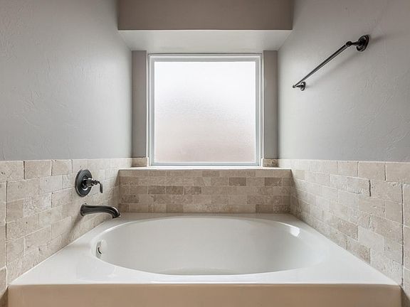 5th image of 16100 Juliet Dr